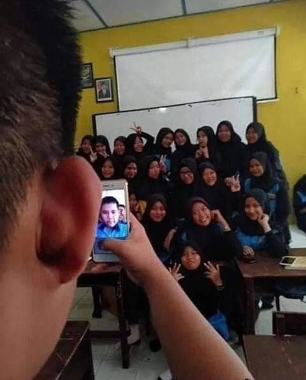 pose orang selfie © 2021 berbagai sumber pose orang selfie © 2021 berbagai sumber