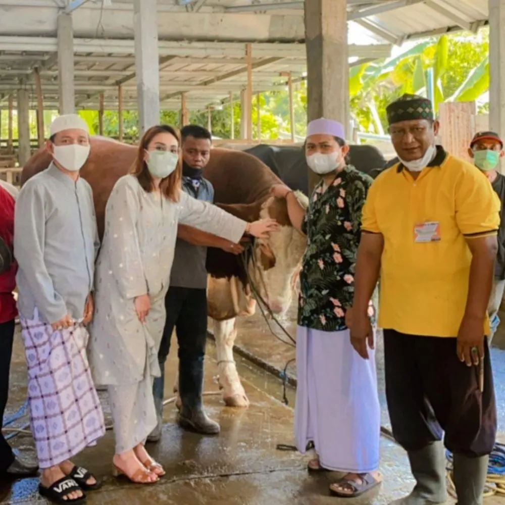 Momen Ayu Ting Ting potong daging kurban © 2021 brilio.net