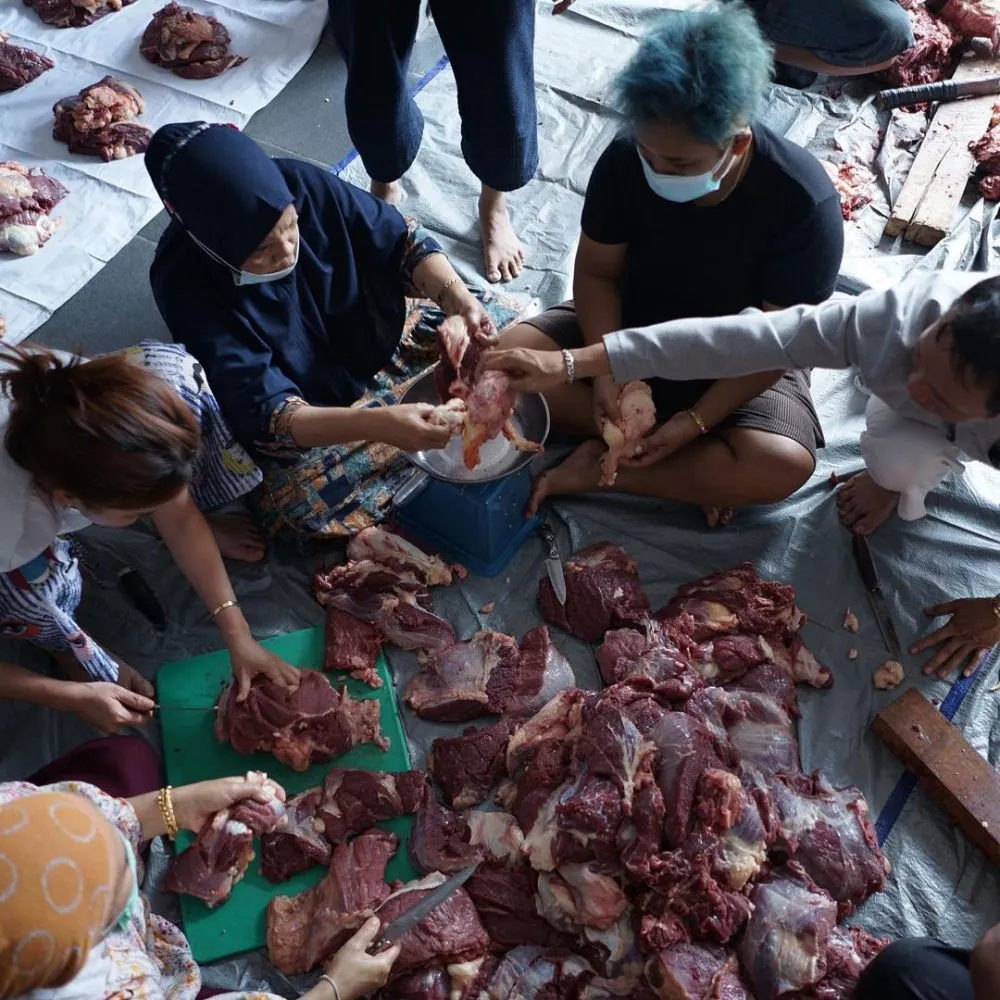 Momen Ayu Ting Ting potong daging kurban © 2021 brilio.net