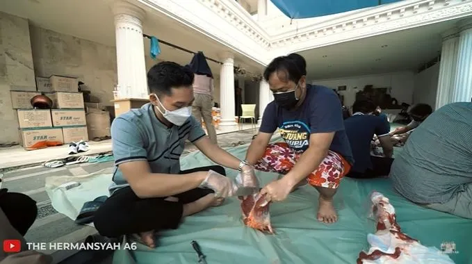 Momen Ashanty dan keluarga bagi-bagi daging © 2021 brilio.net