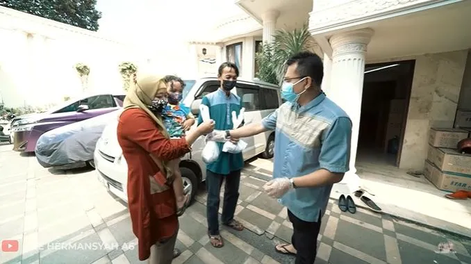 Momen Ashanty dan keluarga bagi-bagi daging © 2021 brilio.net