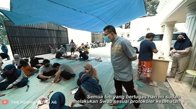 Momen Ashanty dan keluarga bagi-bagi daging © 2021 brilio.net