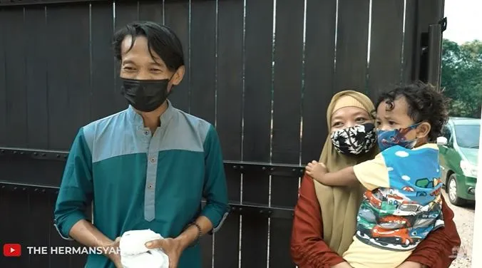 Momen Ashanty dan keluarga bagi-bagi daging © 2021 brilio.net