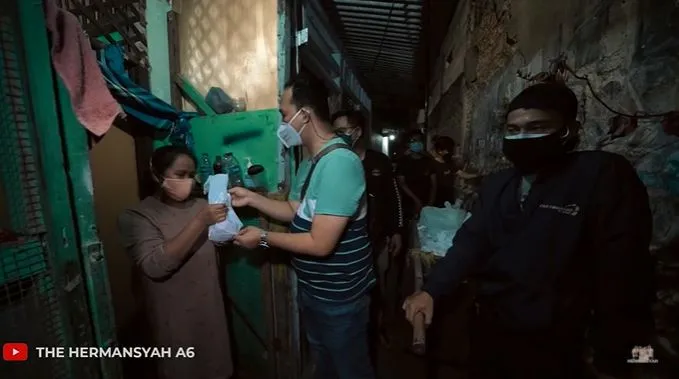 Momen Ashanty dan keluarga bagi-bagi daging © 2021 brilio.net