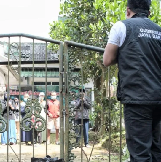 Momen Ridwan Kamil bagi-bagi bantuan © Instagram/@ridwankamil Momen Ridwan Kamil bagi-bagi bantuan © Instagram/@ridwankamil