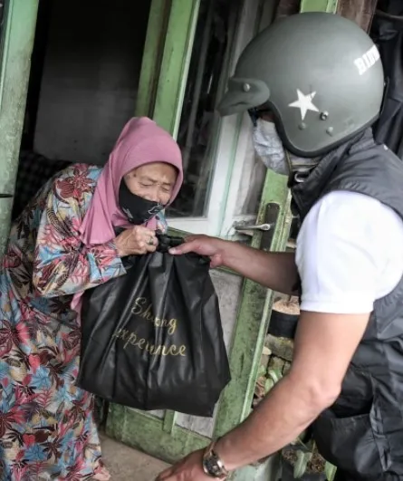 Momen Ridwan Kamil bagi-bagi bantuan © Instagram/@ridwankamil Momen Ridwan Kamil bagi-bagi bantuan © Instagram/@ridwankamil