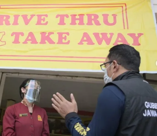 Momen Ridwan Kamil bagi-bagi bantuan © Instagram/@ridwankamil Momen Ridwan Kamil bagi-bagi bantuan © Instagram/@ridwankamil