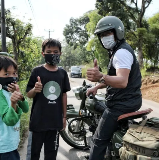 Momen Ridwan Kamil bagi-bagi bantuan © Instagram/@ridwankamil Momen Ridwan Kamil bagi-bagi bantuan © Instagram/@ridwankamil