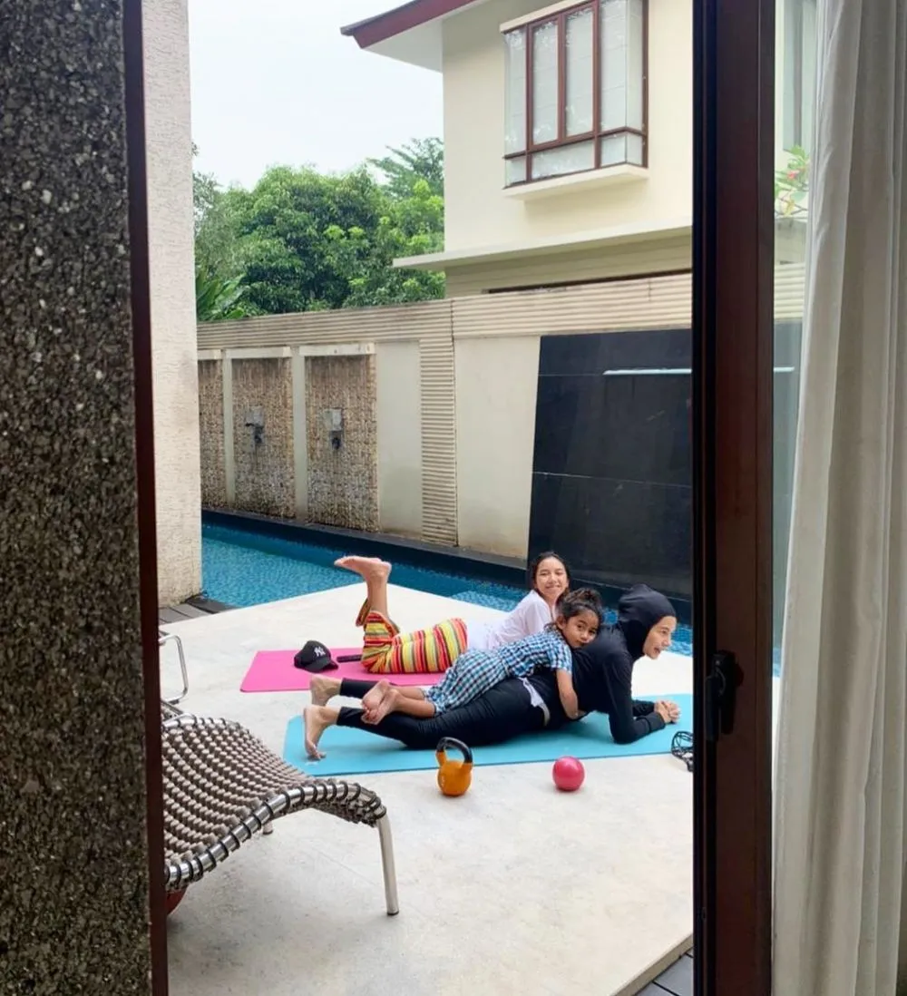 pesinetron 2000-an olahraga bareng anak © 2021 brilio.net pesinetron 2000-an olahraga bareng anak © 2021 brilio.net