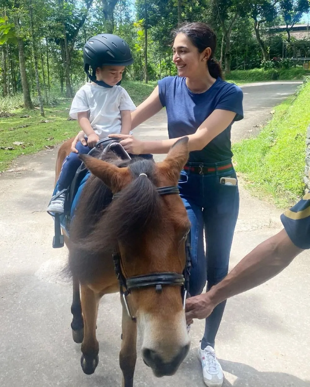 pesinetron 2000-an olahraga bareng anak © 2021 brilio.net pesinetron 2000-an olahraga bareng anak © 2021 brilio.net