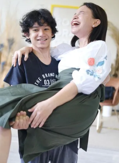 Potret kebersamaan Rossa dan putranya © Instagram/@itsrossa910 Potret kebersamaan Rossa dan putranya © Instagram/@itsrossa910