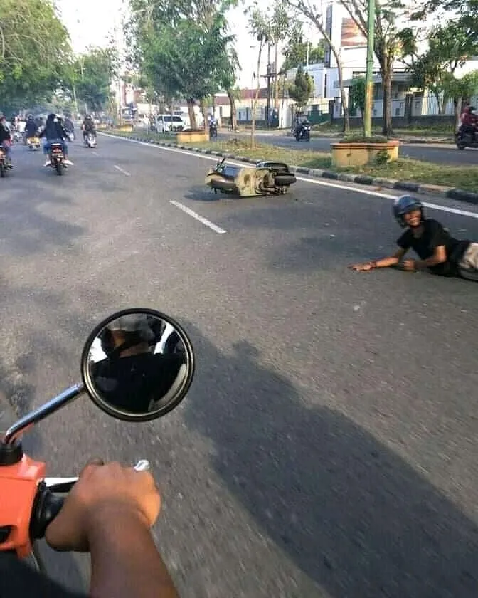 aksi pengendara motor lucu abis © 2021 instagram.com