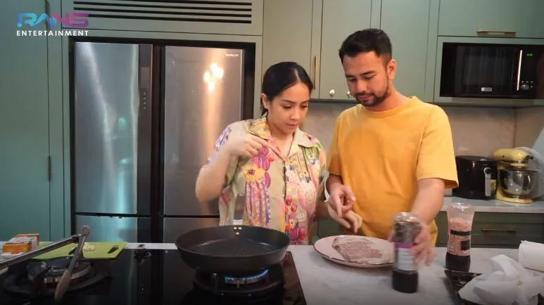 seleb FTV saat masak bareng pasangan © 2021 brilio.net seleb FTV saat masak bareng pasangan © 2021 brilio.net
