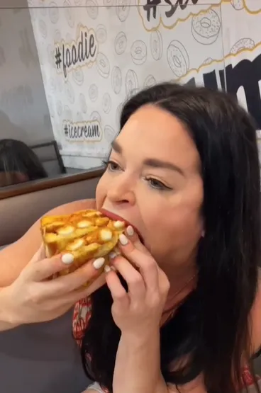 wanita dengan rekor mulut terbesar di dunia Instagram dan TikTok wanita dengan rekor mulut terbesar di dunia Instagram dan TikTok