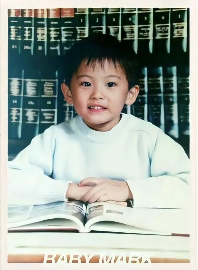 Potret masa kecil Mark Lee member boyband NCT dari berbagai sumber Potret masa kecil Mark Lee member boyband NCT dari berbagai sumber