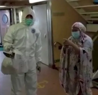 pria lamar kekasih yang sedang isolasi di kapal apung © 2021 brilio.net pria lamar kekasih yang sedang isolasi di kapal apung © 2021 brilio.net