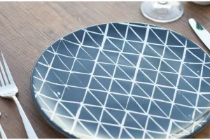 Cerita wanita temukan kecoa saat menyantap makanan, bikin geli