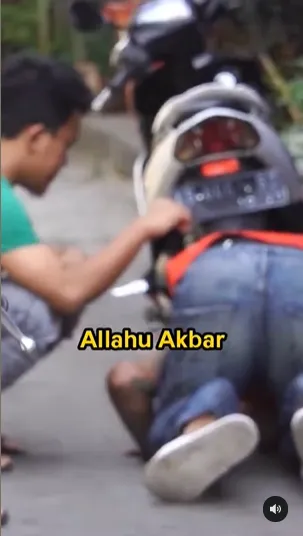 Aksi pria bertato ketika dititipi motor Instagram