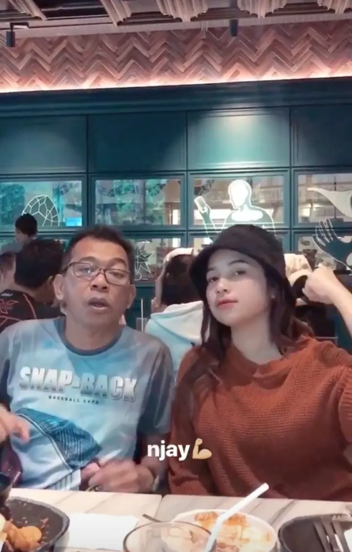 Potret komedian bareng putrinya Berbagai sumber Potret komedian bareng putrinya Berbagai sumber