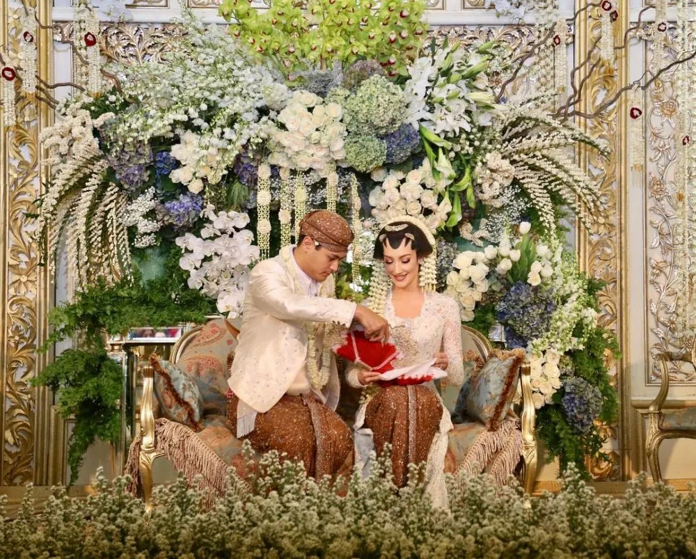 Foto pernikahan Varsha Strauss & Panji Trihatmodjo © 2021 brilio.net Foto pernikahan Varsha Strauss & Panji Trihatmodjo © 2021 brilio.net