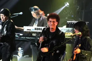 Kamu bisa nonton konser 48 Tahun God Bless lewat streaming video ini