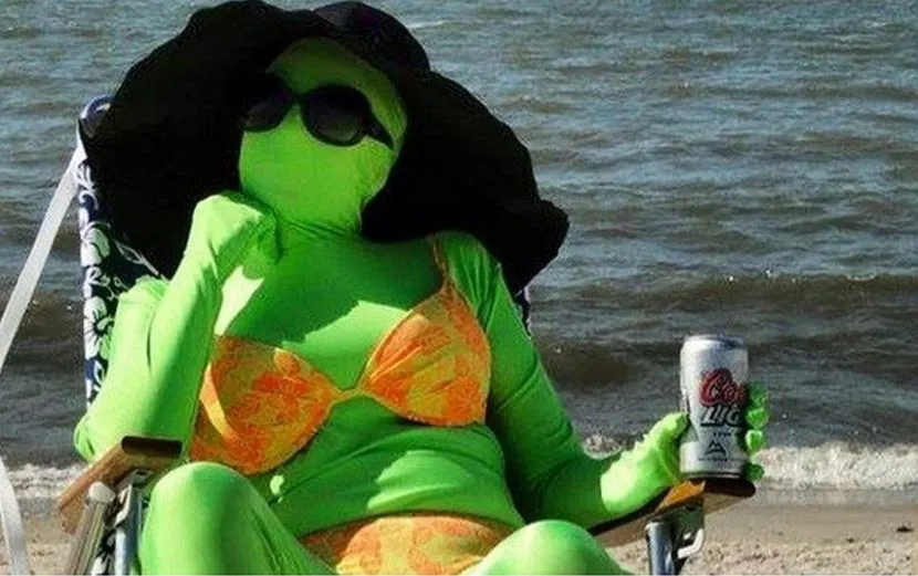 kelakuan lucu orang waktu lagi di pantai © 2021 1cak.com