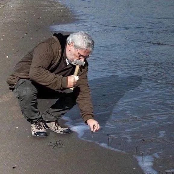 kelakuan lucu orang waktu lagi di pantai © 2021 1cak.com
