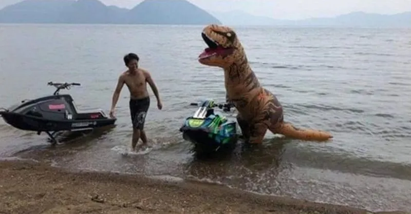 kelakuan lucu orang waktu lagi di pantai © 2021 1cak.com