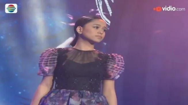 Gaya rambut Lesty Kejora saat jadi kontestan D'Academy dari berbagai sumber