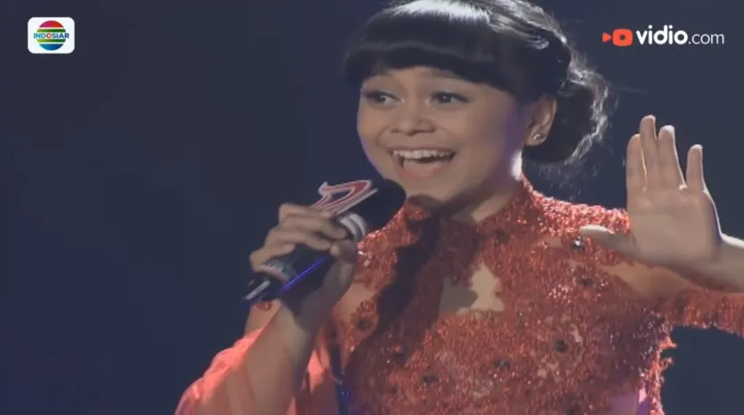 Gaya rambut Lesty Kejora saat jadi kontestan D'Academy dari berbagai sumber