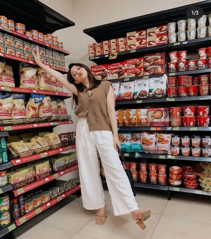 Member JKT48 terkena skandal saat masih aktif Berbagai sumber 