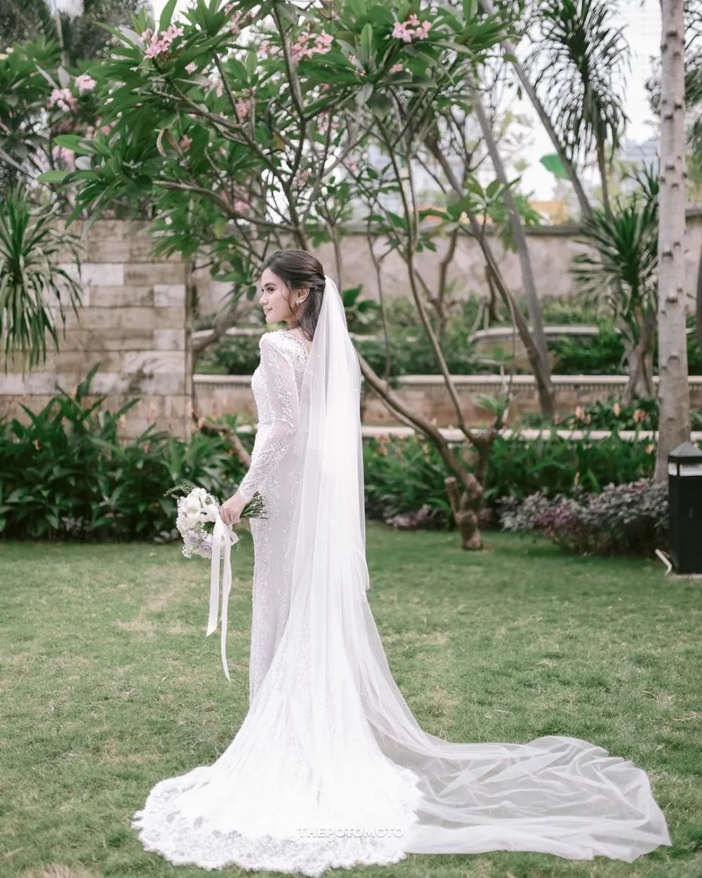 Seleb kenakan gaun putih modern saat menikah dari berbagai sumber Seleb kenakan gaun putih modern saat menikah dari berbagai sumber