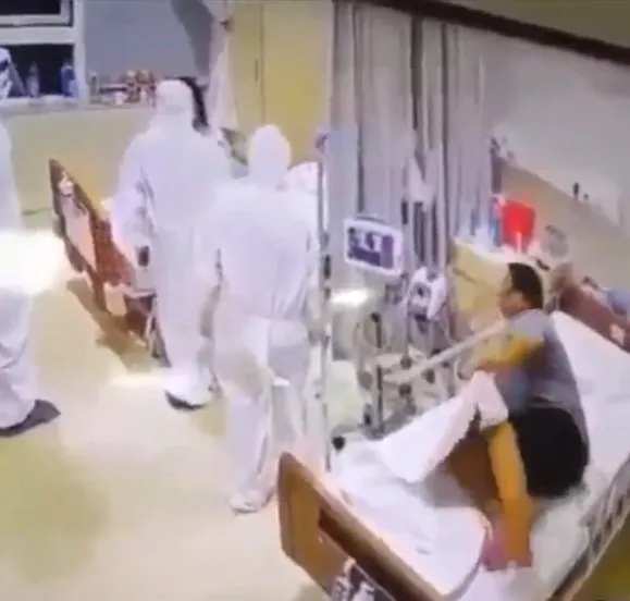 Pasien terkejut melihat nakes © Istimewa Pasien terkejut melihat nakes © Istimewa