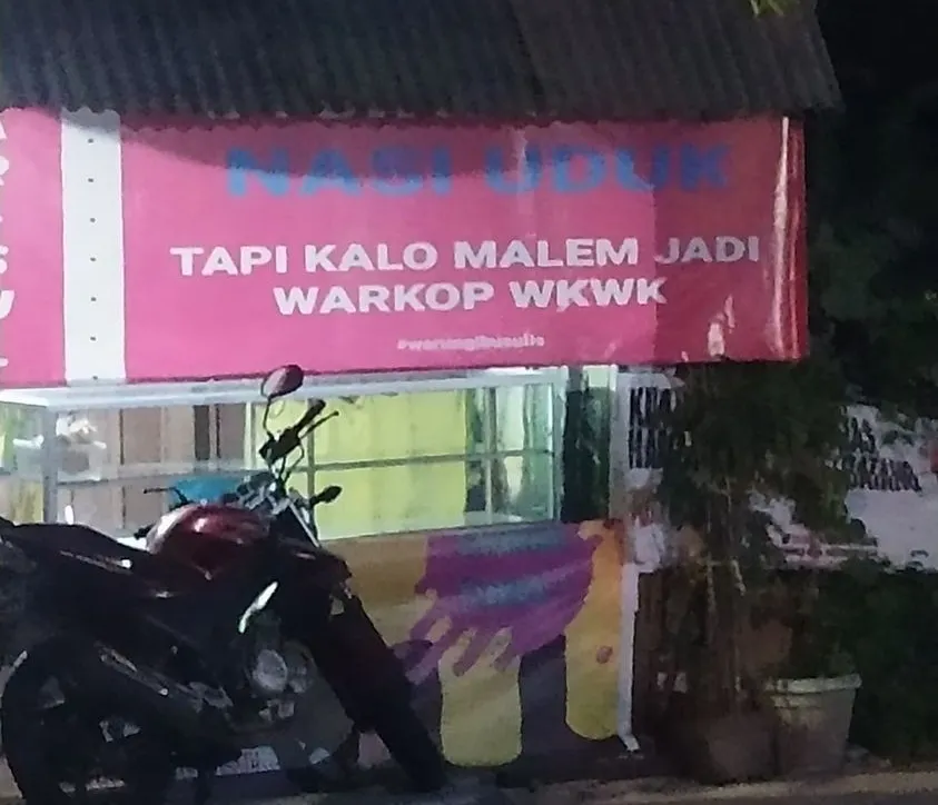 spanduk warung makan absurd bikin heran © 2021 twitter.com