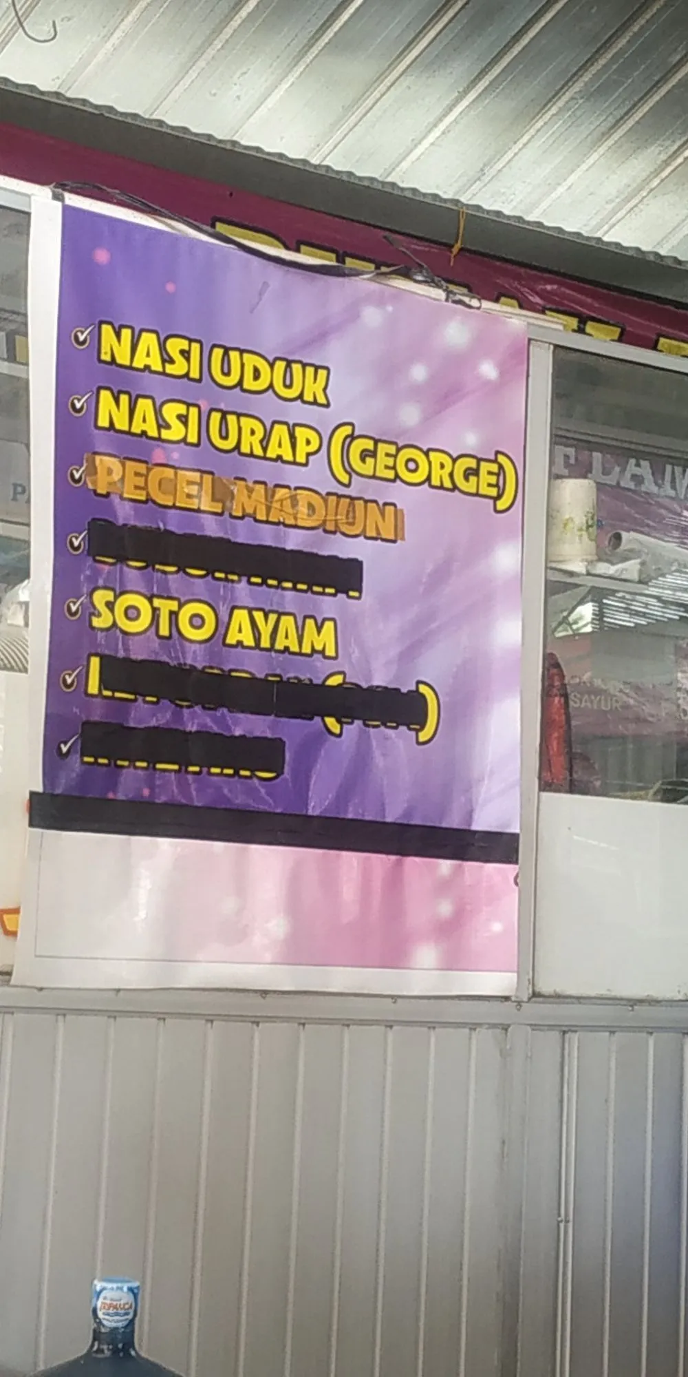 spanduk warung makan absurd bikin heran © 2021 twitter.com