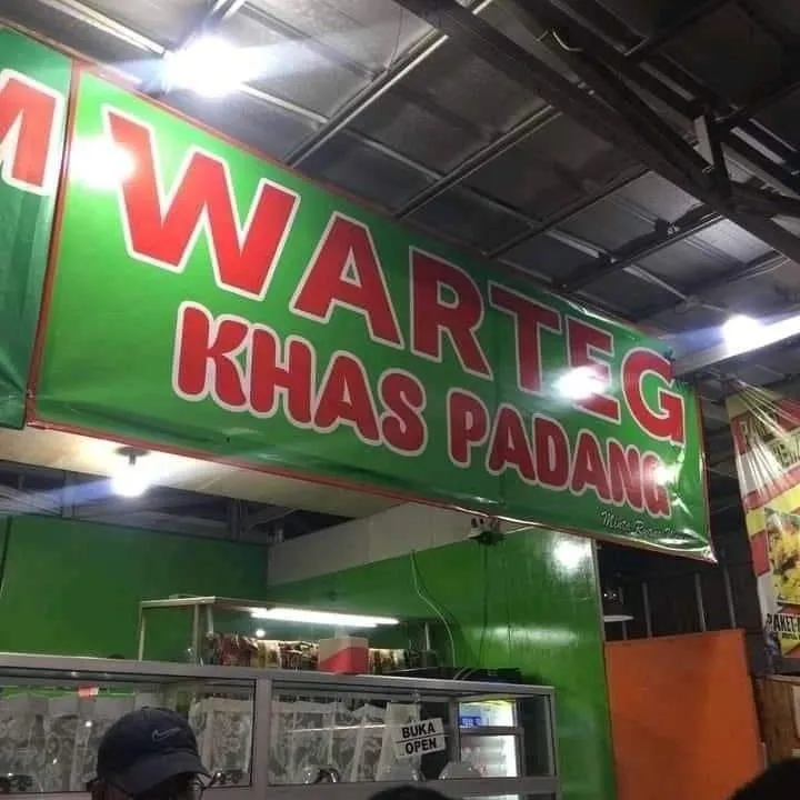 spanduk warung makan absurd bikin heran © 2021 twitter.com