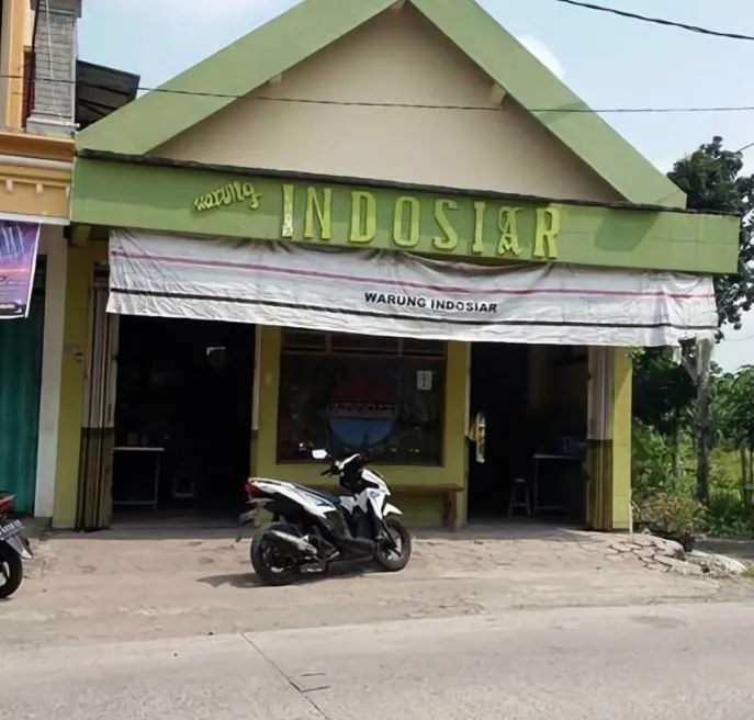 spanduk warung makan absurd bikin heran © 2021 twitter.com