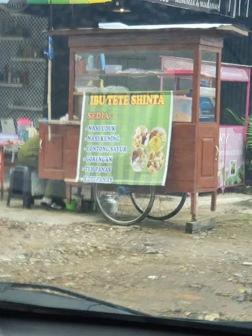 spanduk warung makan absurd bikin heran © 2021 twitter.com