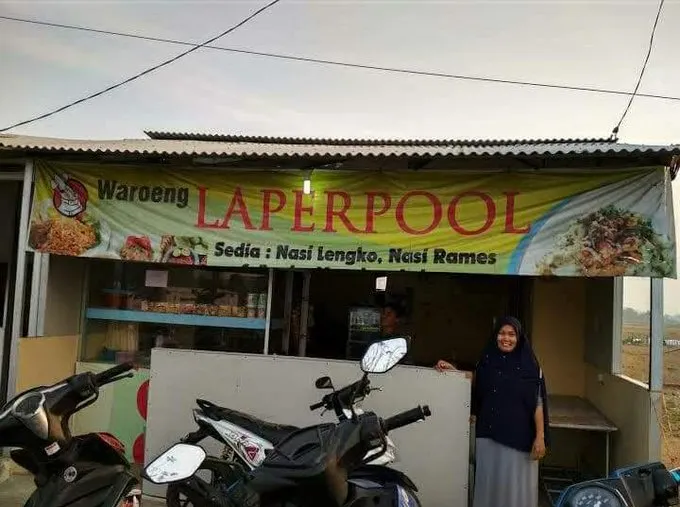 spanduk warung makan absurd bikin heran © 2021 twitter.com