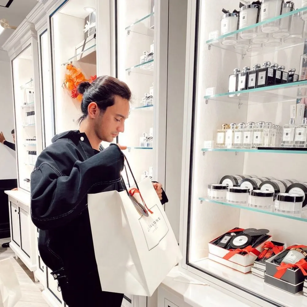 Aktor cowok rambut dicepol © 2021 brilio.net Aktor cowok rambut dicepol © 2021 brilio.net