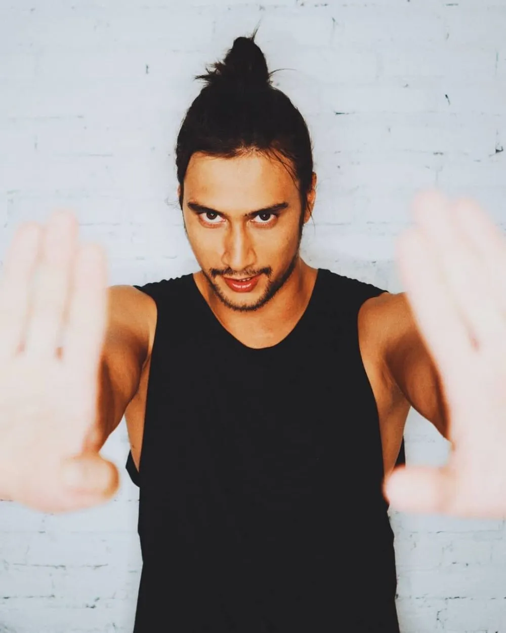 Aktor cowok rambut dicepol © 2021 brilio.net Aktor cowok rambut dicepol © 2021 brilio.net