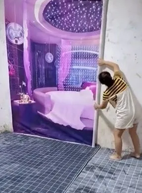 Aksi wanita make over kamar penuh sampah © TikTok/@asepsy1 Aksi wanita make over kamar penuh sampah © TikTok/@asepsy1