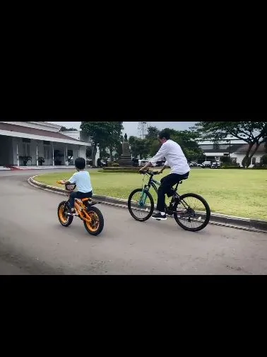 curhatan Jokowi saat momong Jan Ethes © Instagram/@jokowi curhatan Jokowi saat momong Jan Ethes © Instagram/@jokowi