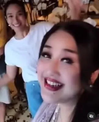 potret Happy Salma bersama Paramitha Rusady ©Instagram/@happysalma potret Happy Salma bersama Paramitha Rusady ©Instagram/@happysalma