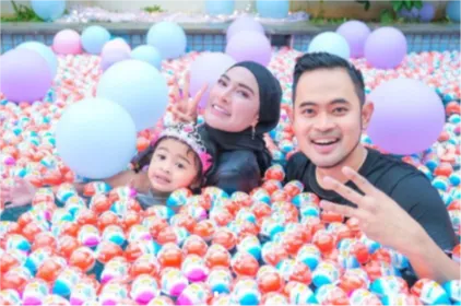 Gilang Juragan99 beri kado 1 truk Kinder Joy © Instagram/@juragan_99 Gilang Juragan99 beri kado 1 truk Kinder Joy © Instagram/@juragan_99