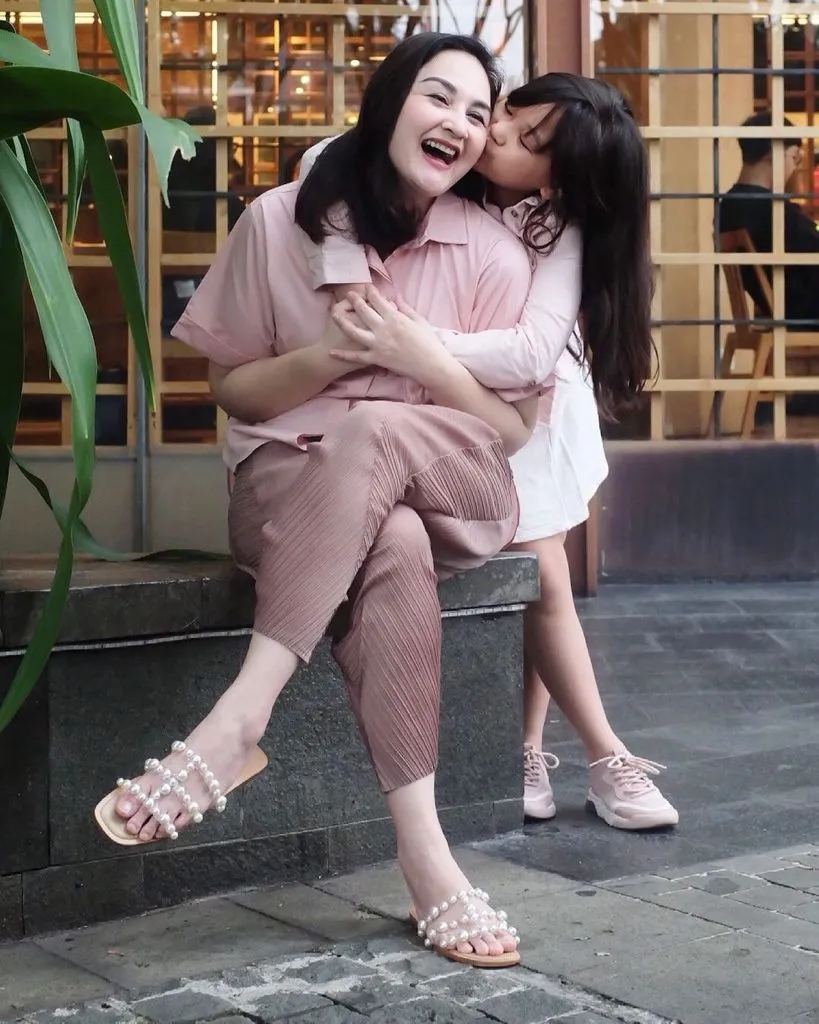 Cara Mona Ratuliu tumbuhkan percaya diri pada anak © 2021 brilio.net Cara Mona Ratuliu tumbuhkan percaya diri pada anak © 2021 brilio.net