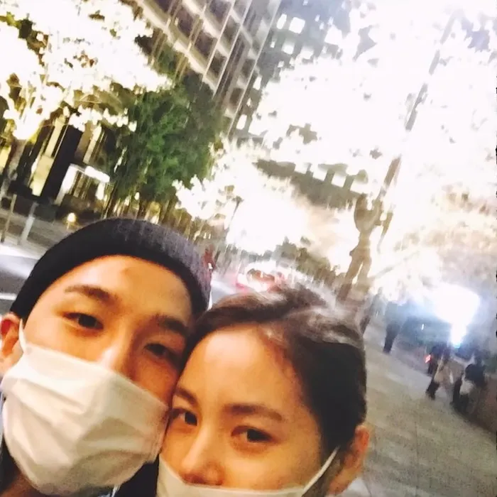 Potret romantis Taeyang dan Min Hyo-rin dari berbagai sumber Potret romantis Taeyang dan Min Hyo-rin dari berbagai sumber