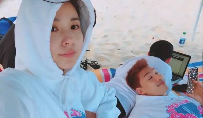 Potret romantis Taeyang dan Min Hyo-rin dari berbagai sumber Potret romantis Taeyang dan Min Hyo-rin dari berbagai sumber