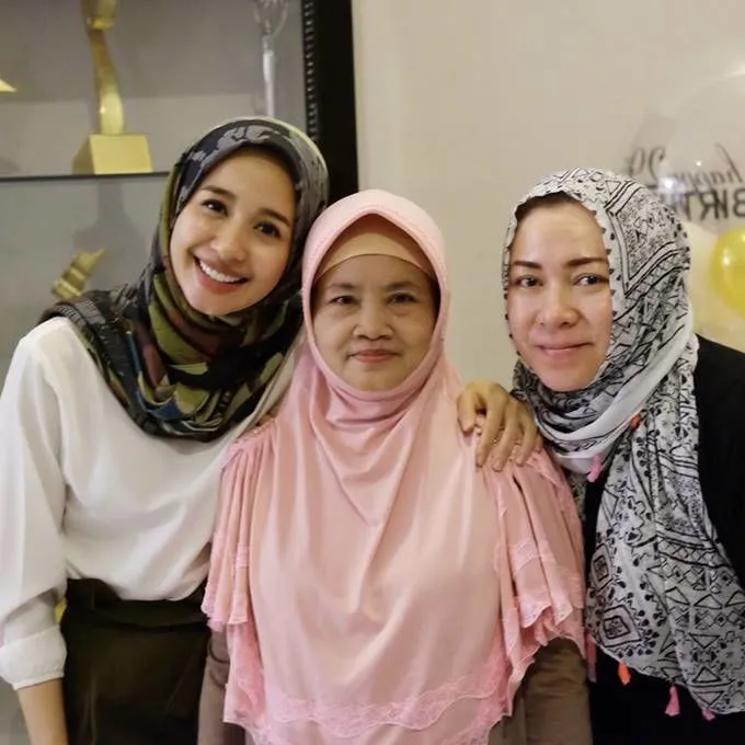 kedekatan penyanyi dan art © berbagai sumber