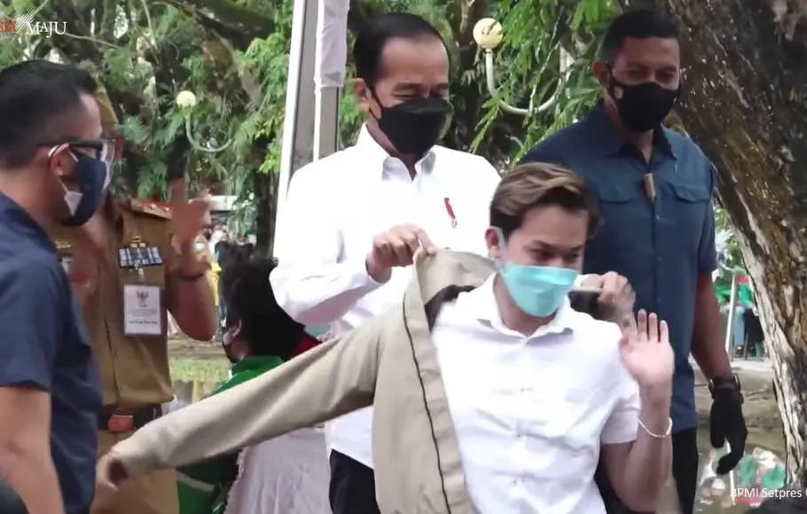 momen Jokowi berikan jaket pada warga © 2021 brilio.net momen Jokowi berikan jaket pada warga © 2021 brilio.net